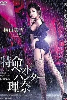 城郊旧放映厅的座椅与手写排片墙